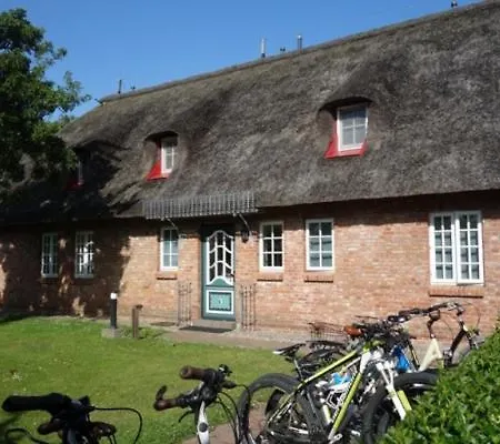 Hues Dikstian- 3 * Alkersum